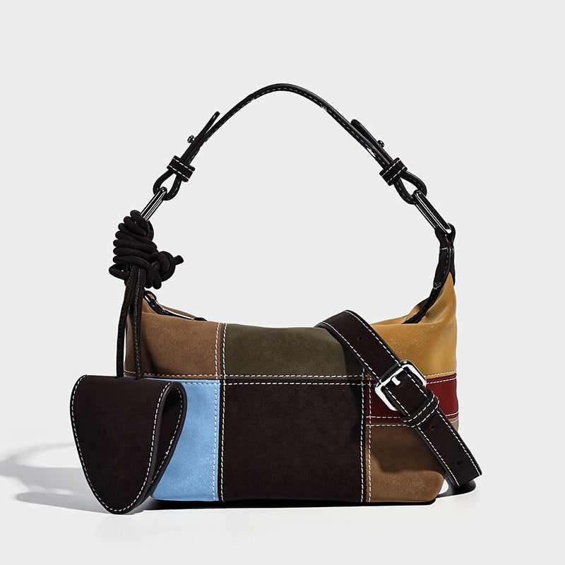Kompakte Patchwork-Schultertasche mit geknotetem dunklem Henkel, mehrfarbigen Einsätzen in Braun, Camel, Senfgelb, Oliv, Burgunderrot, Schwarz und