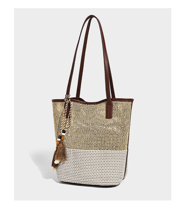 Zweifarbige gewebte Tote-Bag in Beige und Creme mit braunen Schulterriemen in Lederoptik und Quastenanhänger mit Perlen, Detailansicht 9