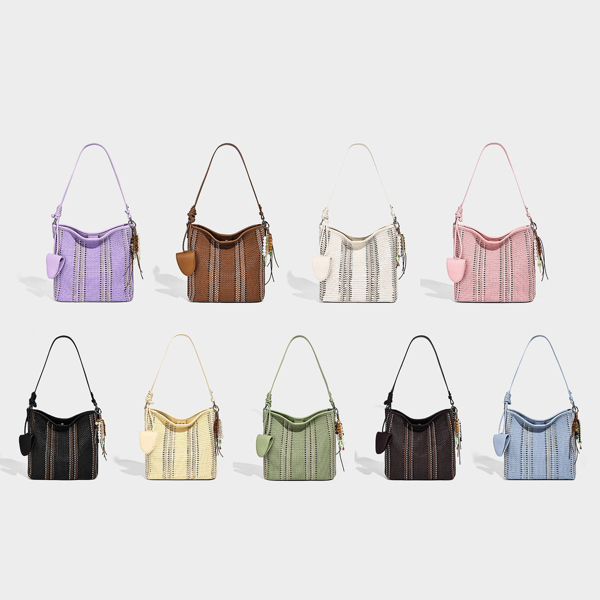 Geflochtene Bucket-Schultertasche mit Verzierung in Lederoptik, silberfarbenen Beschlägen und Quastenanhänger mit Perlen, Detailansicht 2