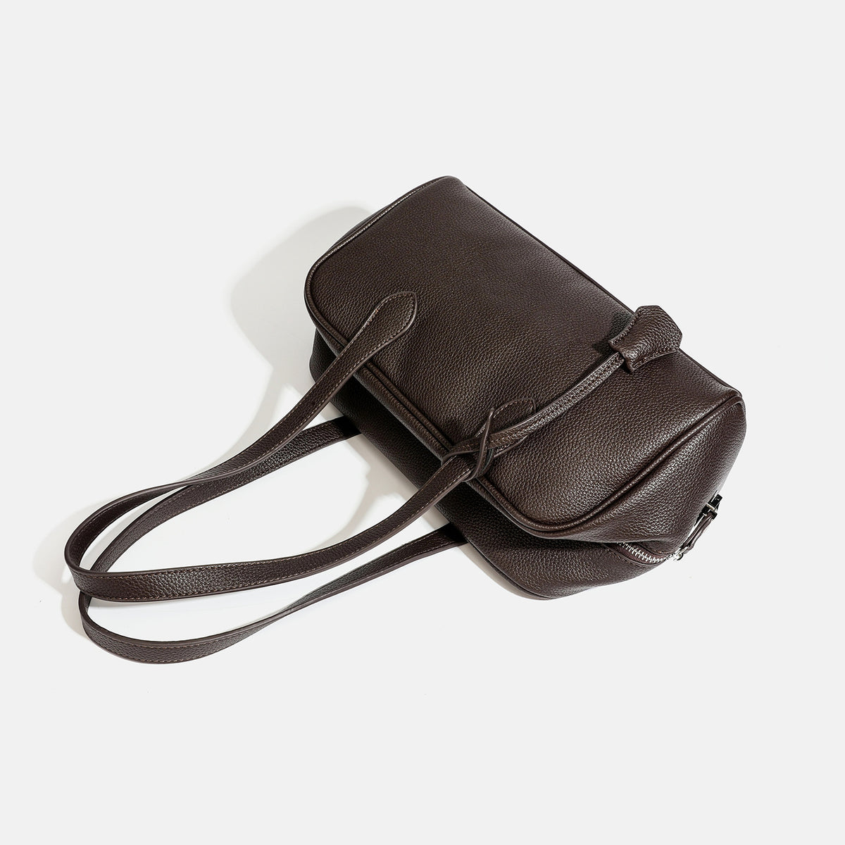 Strukturierte Boston-Handtasche in genarbter Lederoptik mit zwei langen Henkeln und silberfarbenem Reißverschluss, Detailansicht 4