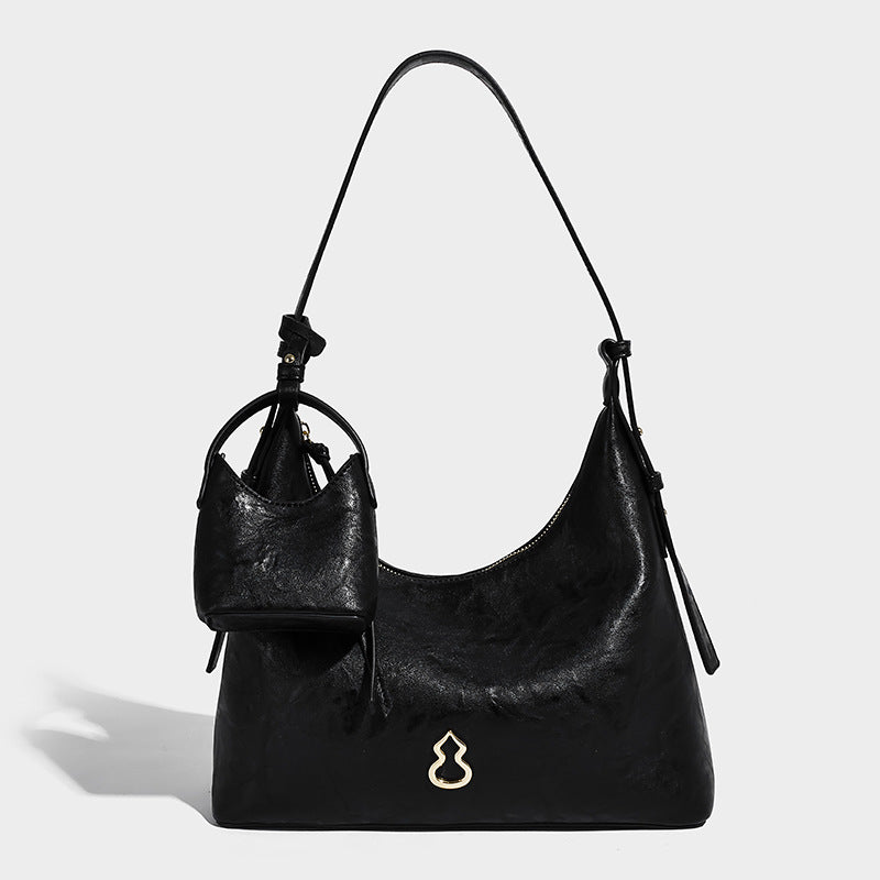 Glänzende Hobo-Schultertasche in Lederoptik mit abnehmbarem Mini-Beutel und goldfarbenen Logo-Details, Detailansicht 3
