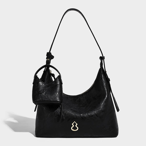 Glänzende Hobo-Schultertasche in Lederoptik mit abnehmbarem Mini-Beutel und goldfarbenen Logo-Details, Detailansicht 3