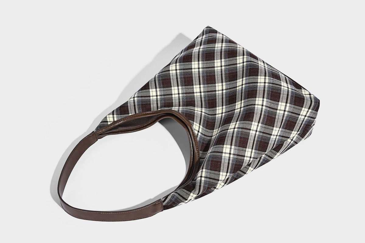 Lässige Hobo-Schultertasche in dunkelbraunem, cremefarbenem und grauem Karomuster mit dunkelbraunen Besätzen in Lederoptik und einem einzelnen langen Schulterriemen
