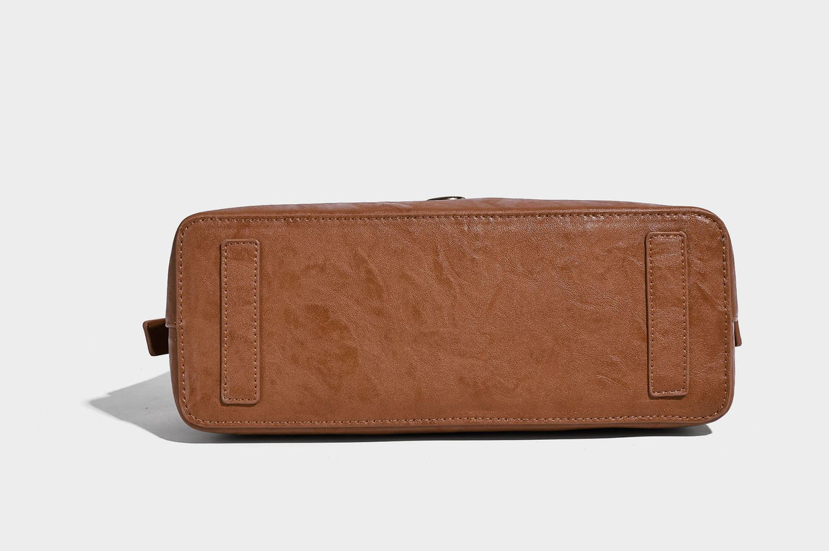 Glänzende Hobo-Schultertasche in Lederoptik mit abnehmbarem Mini-Etui und Logo-Beschlägen in Goldoptik, Detailansicht 22