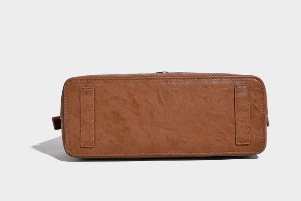Glänzende Hobo-Schultertasche in Lederoptik mit abnehmbarem Mini-Etui und Logo-Beschlägen in Goldoptik, Detailansicht 22