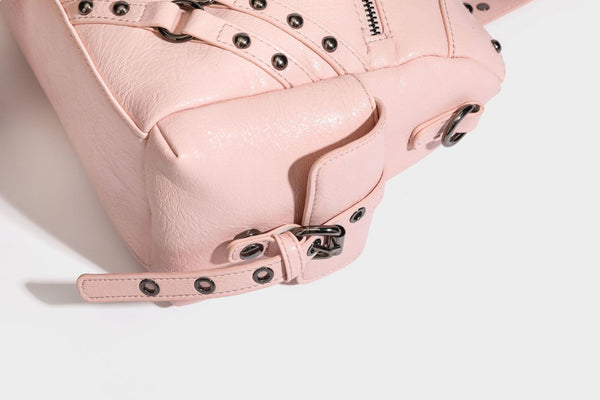 Strukturierte Moto-Satchel mit Nieten, Schnallenriemen, zwei Tragegriffen und abnehmbarem Crossbody-Riemen aus glattem Material mit Detail