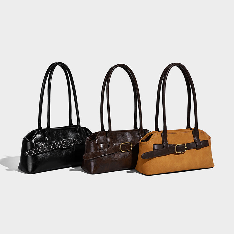 Strukturierte Henkeltasche in Dunkelbraun mit Oil-Wax-Finish, vorderer Gürtelschnalle, goldfarbenen Beschlägen, zwei Tragegriffen und, Detailansicht