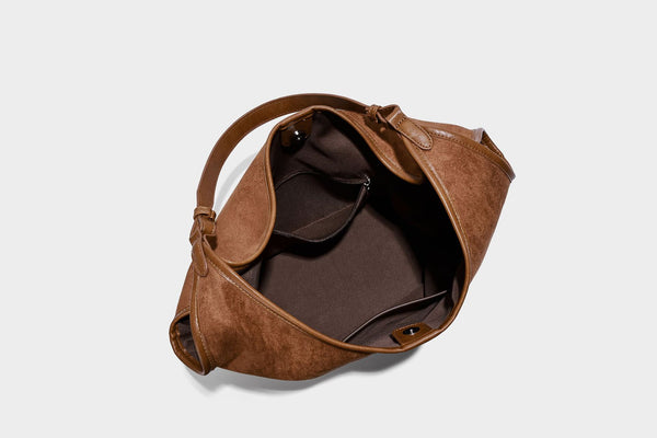 Lässig fallende matte Hobo-Schultertasche in Wildlederoptik mit offenem oberen Rand und optionalem Quasten- und Perlenanhänger, Detailansicht 32