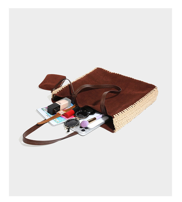 Große matte Tote-Bag in Veloursleder-Optik mit cremefarbenem Randbesatz aus gehäkelter Kordel, langen schmalen Schulterriemen und kleinem abnehmbarem, passendem