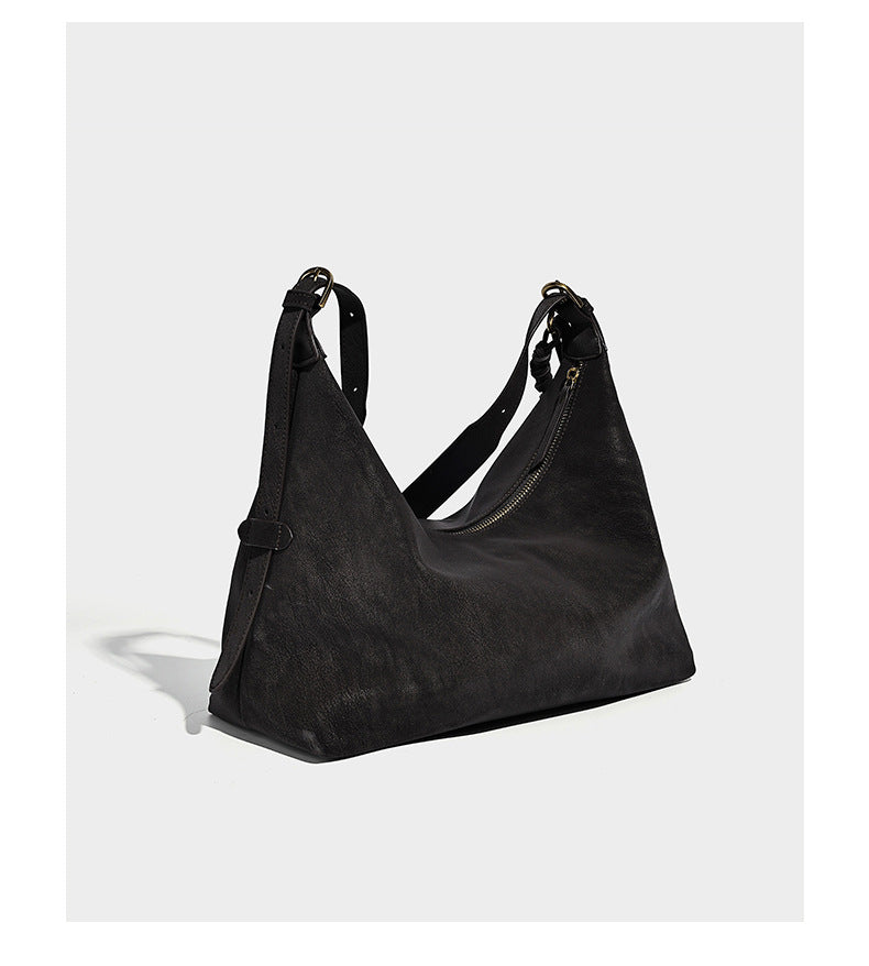 Lässige Hobo-Schultertasche mit matter Oberfläche, Quastenbesatz und goldfarbenen Metallelementen, Detailansicht 11