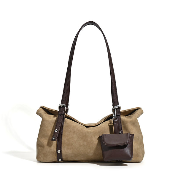 Große lässig fallende Hobo-Schultertasche in Camel mit dunkelbraunen Details in Lederoptik, zwei Schulterriemen, silberfarbenen Beschlägen und