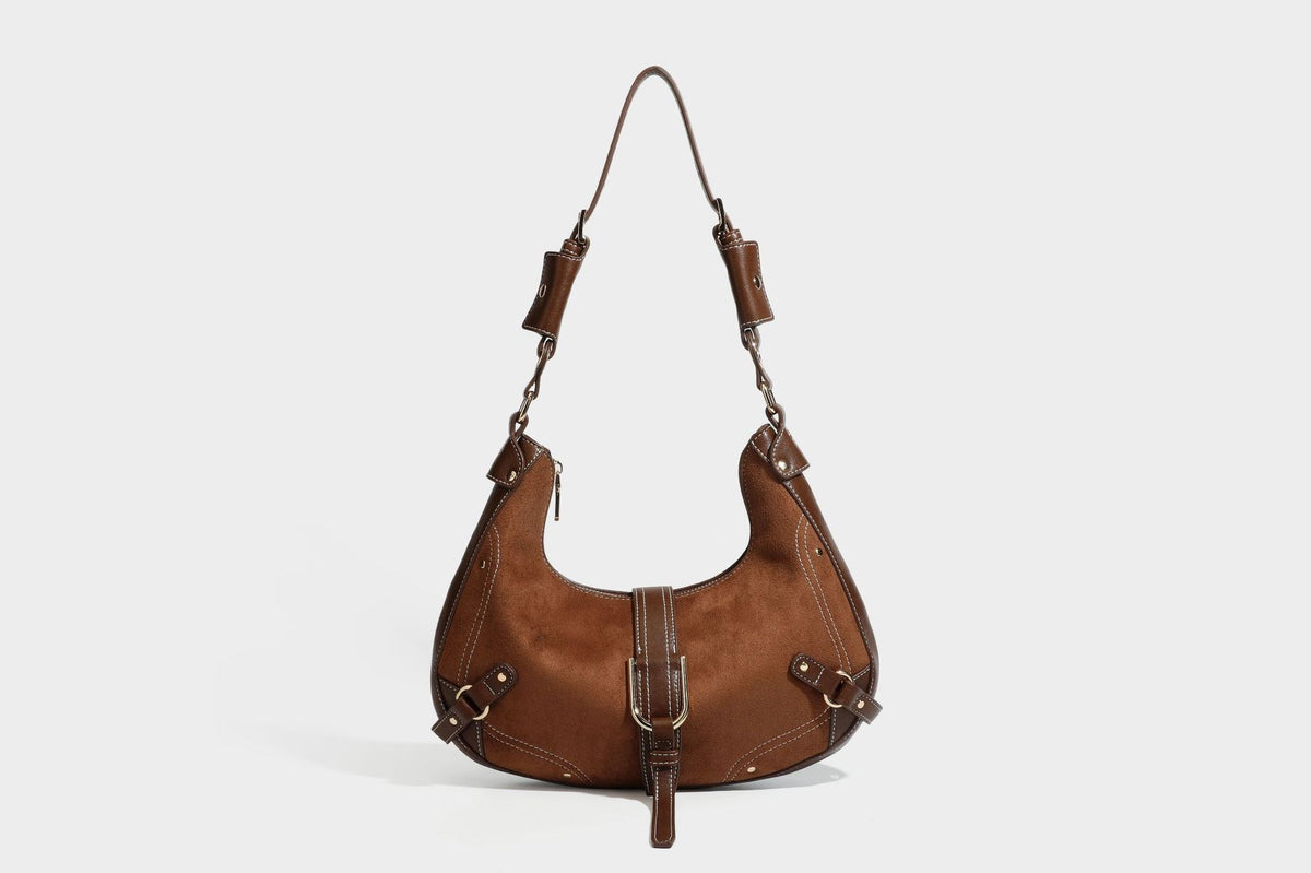 Halbmondförmige Schultertasche in camelbrauner Wildlederoptik mit weißen Kontrastnähten, goldfarbenen Beschlägen und