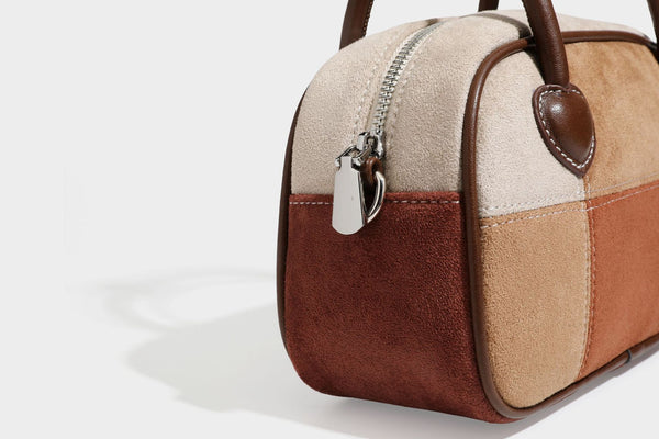 Kleine, strukturierte Henkeltasche aus Patchwork in Farbblöcken aus Beige, Camel, Braun und Rost mit dunkelbrauner Einfassung, herzförmigem