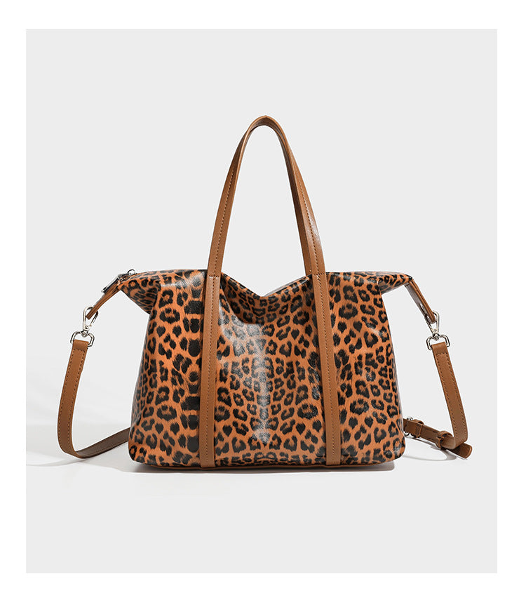Tote-Bag in glänzender Lederoptik mit Leopardenmuster, schwarzen Besätzen, Reißverschluss oben und zwei Schultergriffen, Detailansicht 16