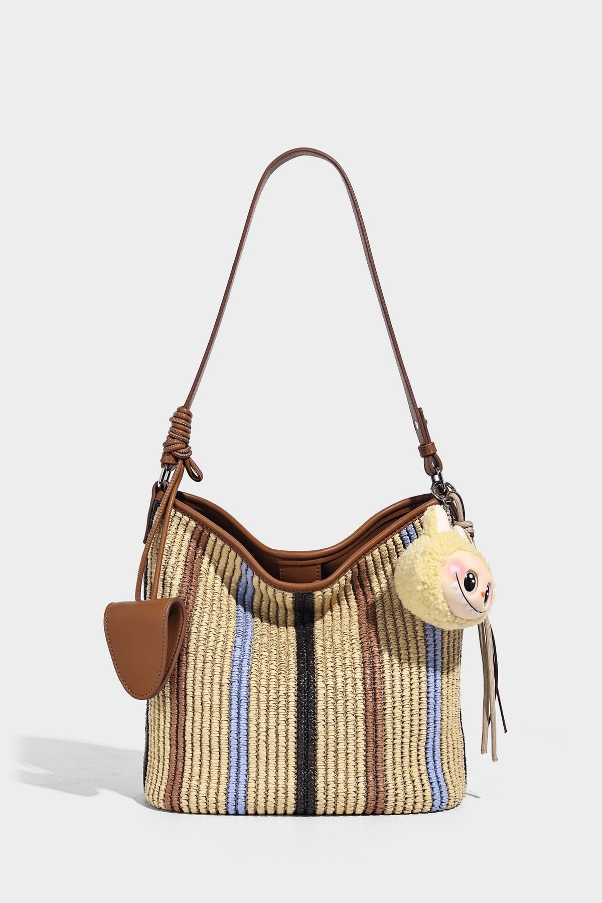 Gestreifte, gewebte Schultertasche in Strohoptik mit Besatz in hellbrauner Lederoptik und langem verstellbarem Riemen, Detailansicht 15