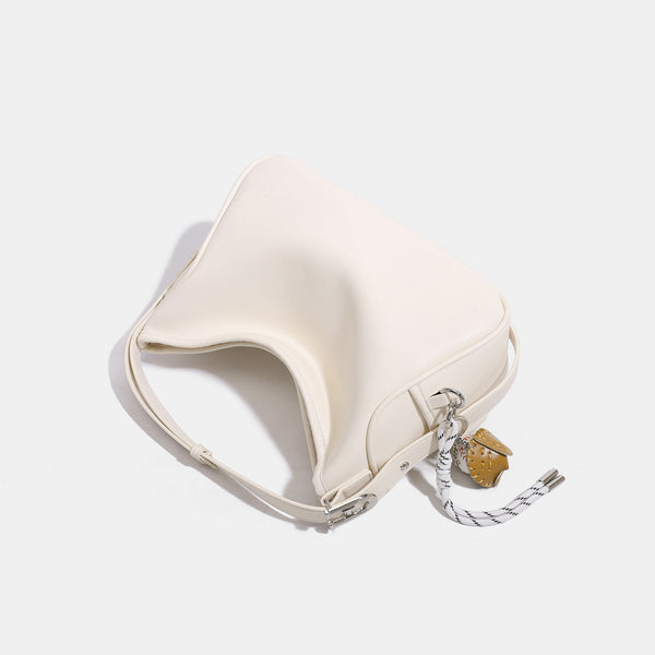 Kleine, weiche Hobo-Schultertasche mit Reißverschluss an der Oberseite, silberfarbenem U-förmigem Metallbeschlag und sportlichem Anhänger, Detailansicht 4