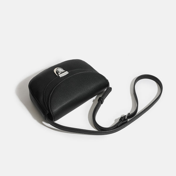 Mini-Satteltasche aus genarbtem Material zum Umhängen mit silberfarbenem Drehverschluss an der Klappe und verstellbarem Schulterriemen, Detailansicht 4