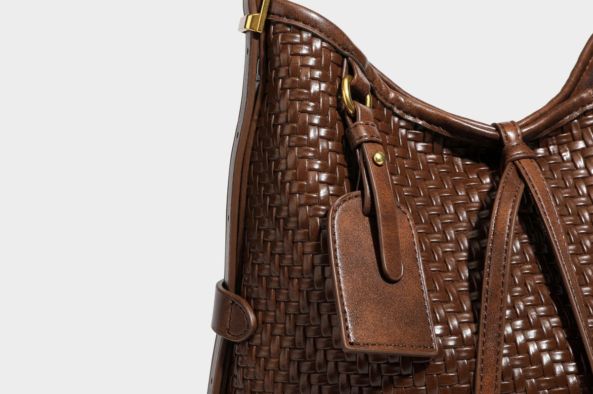 Lässig gewebte Schultertasche in Lederoptik mit Bindebandverschluss, goldfarbenen Metalldetails und einem Schulterriemen, Detailansicht 37