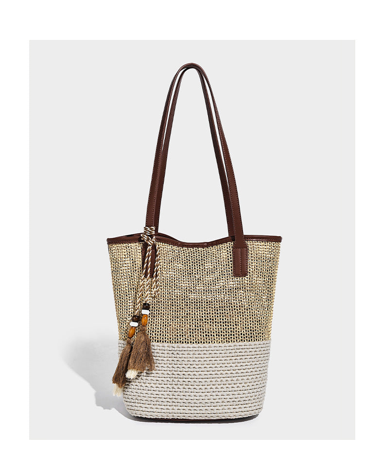 Zweifarbige gewebte Tote-Bag in Beige und Creme mit braunen Schulterriemen in Lederoptik und Quastenanhänger mit Perlen, Detailansicht 8