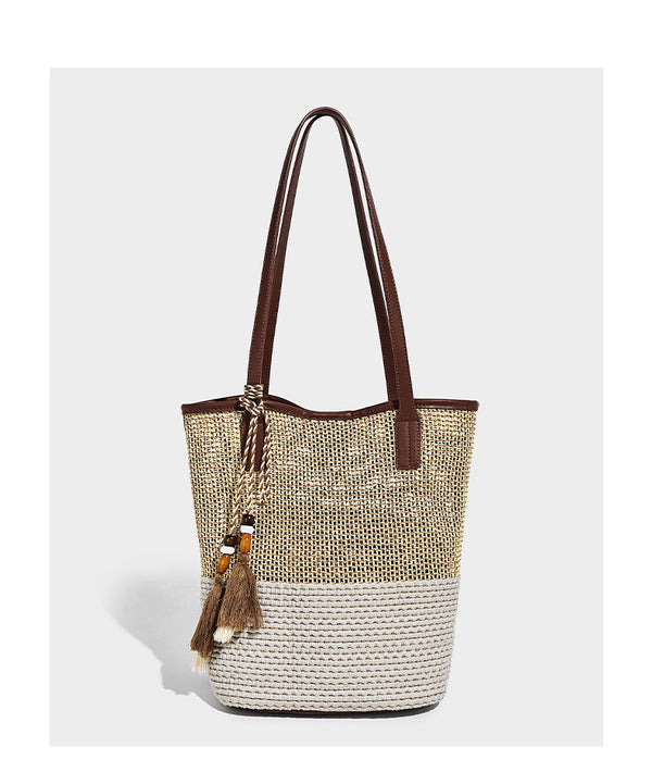 Zweifarbige gewebte Tote-Bag in Beige und Creme mit braunen Schulterriemen in Lederoptik und Quastenanhänger mit Perlen, Detailansicht 8