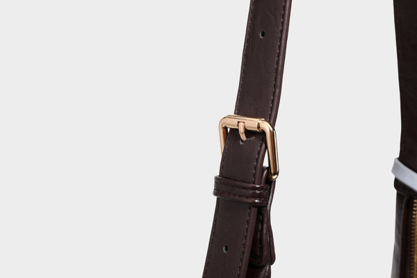 Große dunkelbraune, glänzende, geknautschte Hobo-Schultertasche mit Reißverschluss, goldfarbenen Metalldetails, verstellbarem Trageriemen und Hellblau