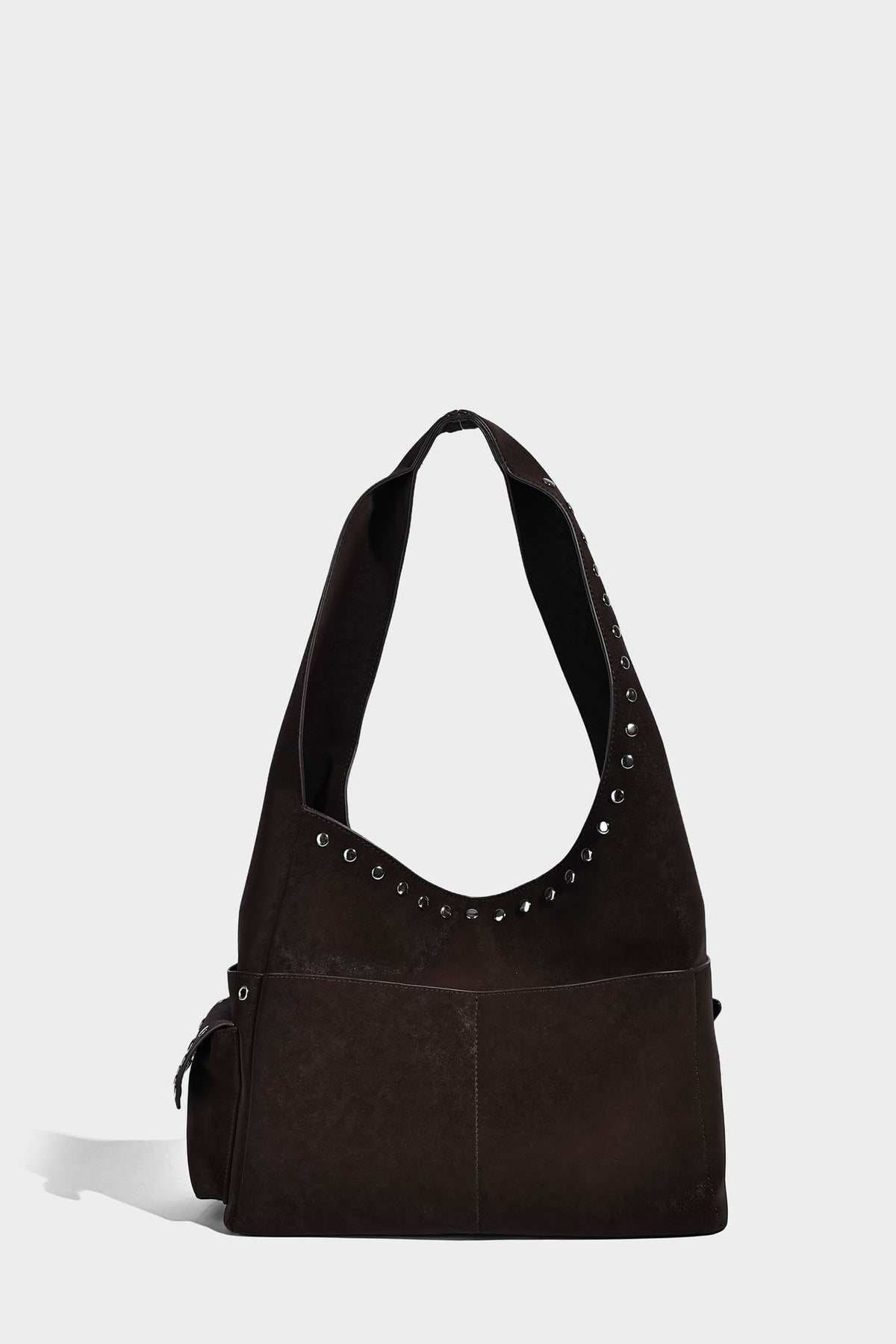 Lässige Hobo-Schultertasche in dunkelbrauner, matter Wildlederoptik mit silberfarbenem, nietenbesetztem Riemen und seitlichem Kordelzug