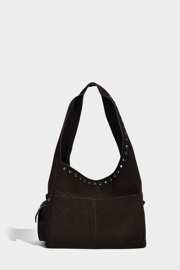 Lässige Hobo-Schultertasche in dunkelbrauner, matter Wildlederoptik mit silberfarbenem, nietenbesetztem Riemen und seitlichem Kordelzug