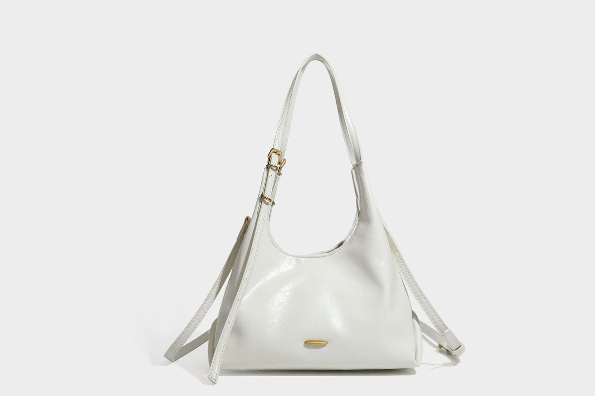 Locker fallende Hobo-Schultertasche mit offenem Oberteil aus glänzendem, geknautschtem Lederimitat in Dunkelbraun, mit schmalem verstellbarem Riemen und goldfarbenem