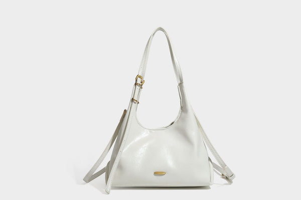 Locker fallende Hobo-Schultertasche mit offenem Oberteil aus glänzendem, geknautschtem Lederimitat in Dunkelbraun, mit schmalem verstellbarem Riemen und goldfarbenem
