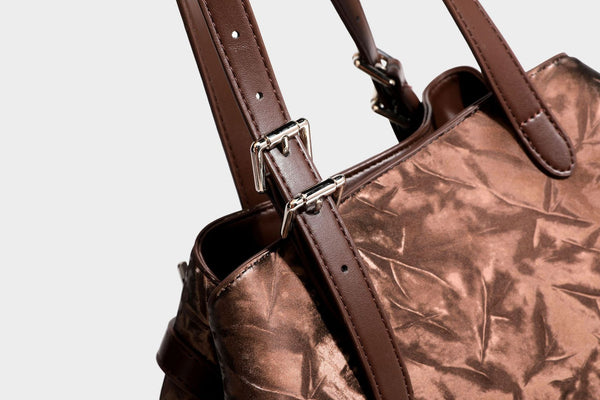 Glänzende, geknautschte Metallic-Tote-Bag mit zwei Henkeln, abnehmbarem Schulterriemen und abnehmbarer Mini-Tasche mit Reißverschluss in Braun