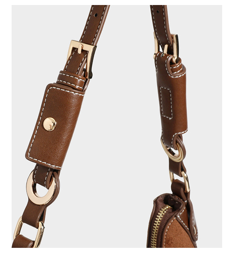 Halbmondförmige Schultertasche in hellbrauner Velourslederoptik mit weißen Kontrastnähten, goldfarbenen Schnallen und