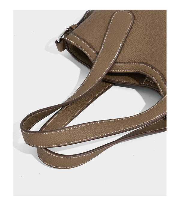 Strukturierte Tote-Bag aus genarbtem Material in Karamellbraun mit zwei Tragegriffen, abnehmbarem Crossbody-Riemen und herausnehmbarem Reißverschluss-