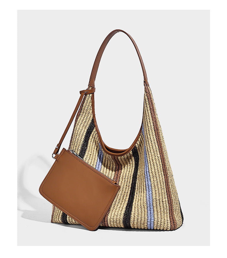 Weich fallender Hobo-Shopper aus gestreiftem Webmaterial in Camel mit mehrfarbigen Streifen und braunem Besatz in Lederoptik, mit abnehmbarem Reißverschluss abgebildet