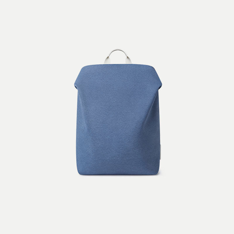 Minimalistischer matter Rucksack aus gewebtem Material mit kurzem Tragegriff und verstellbaren Schulterriemen, Detailansicht 16