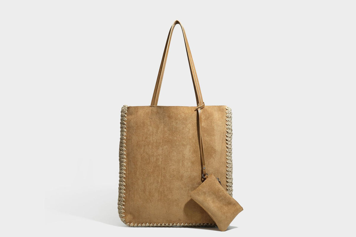 Große matte Tote-Bag in Veloursleder-Optik mit cremefarbenem Randbesatz aus gehäkelter Kordel, langen schmalen Schulterriemen und kleinem abnehmbarem, passendem