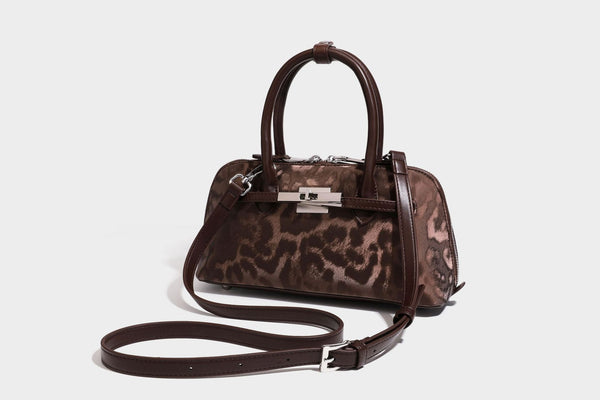 Strukturierte Henkeltasche mit tonal abgestimmtem Leopardenprint, Besatz in Lederoptik, gerollten Henkeln, vorderem Drehverschluss und
