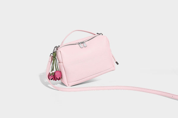 Kleine strukturierte Crossbody-Tasche mit Tragegriff aus genarbtem Material, Reißverschluss, silberfarbenen Beschlägen und optionalem Quastenanhänger