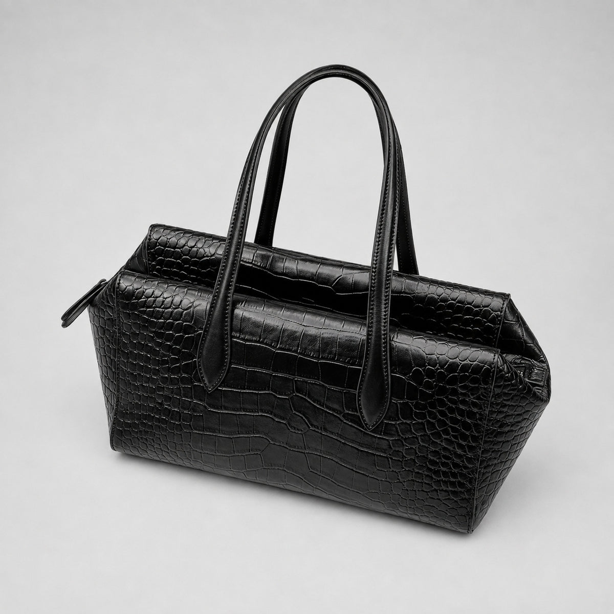 Schwarze glänzende Schultertasche in Trapezform mit Krokoprägung, zwei abgerundeten Riemen und Reißverschluss, Detailansicht 16