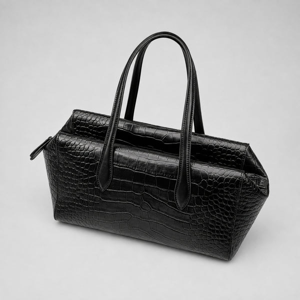 Schwarze glänzende Schultertasche in Trapezform mit Krokoprägung, zwei abgerundeten Riemen und Reißverschluss, Detailansicht 16