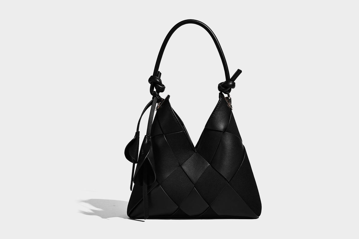 Wandelbare Tote-Bag in gewebter Lederoptik mit geknoteten Tragegriffen, abnehmbarem Schulterriemen und goldfarbenen Beschlägen, Detailansicht