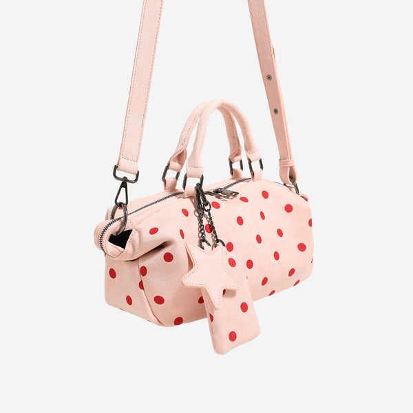 Boston-Bag in zartem Rosa mit roten Punkten, Sternanhänger, vorderem Reißverschlussfach und silberfarbenen Beschlägen, Vorderansicht