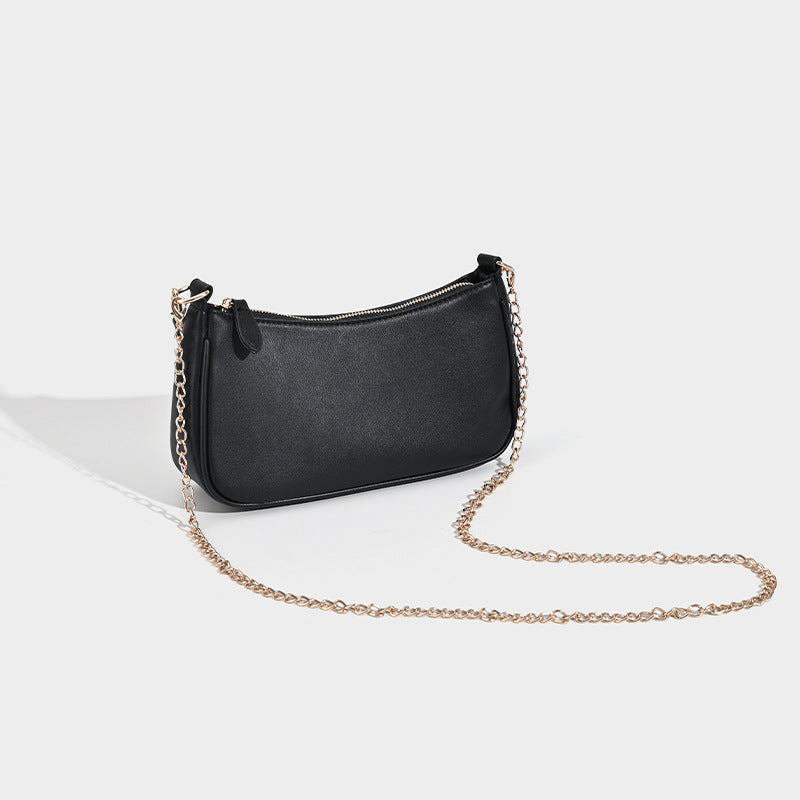 Kompakte Baguette-Schultertasche mit bogenförmiger Silhouette, strukturierter Oberfläche in Lederoptik und goldfarbenen Metalldetails, Detailansicht 4