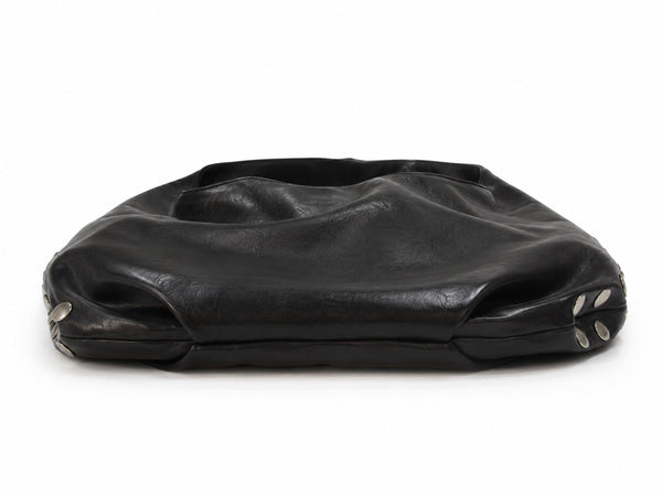 Schwarze Hobo-Bag in Lederoptik mit silberfarbenen Kuppelnieten entlang der Seitenaht und einem breiten einzelnen Tragegriff oben, Detail