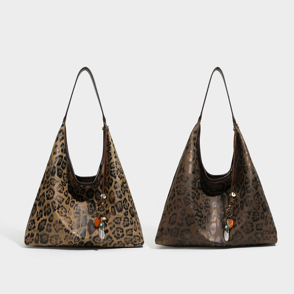 Weiche Hobo-Tote-Tasche mit Leopardenprint in Beige und Braun, dunkelbraunem Trageriemen in Lederoptik und herabhängendem Perlenanhänger