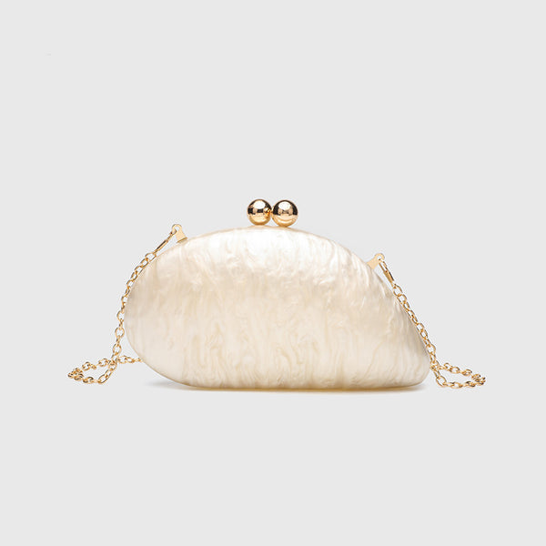 Ovale Hartschalen-Clutch mit marmorierter Perlmuttschimmer-Oberfläche, doppeltem Kugelverschluss in Goldoptik und Kettenriemen in Goldoptik, Vorderansicht