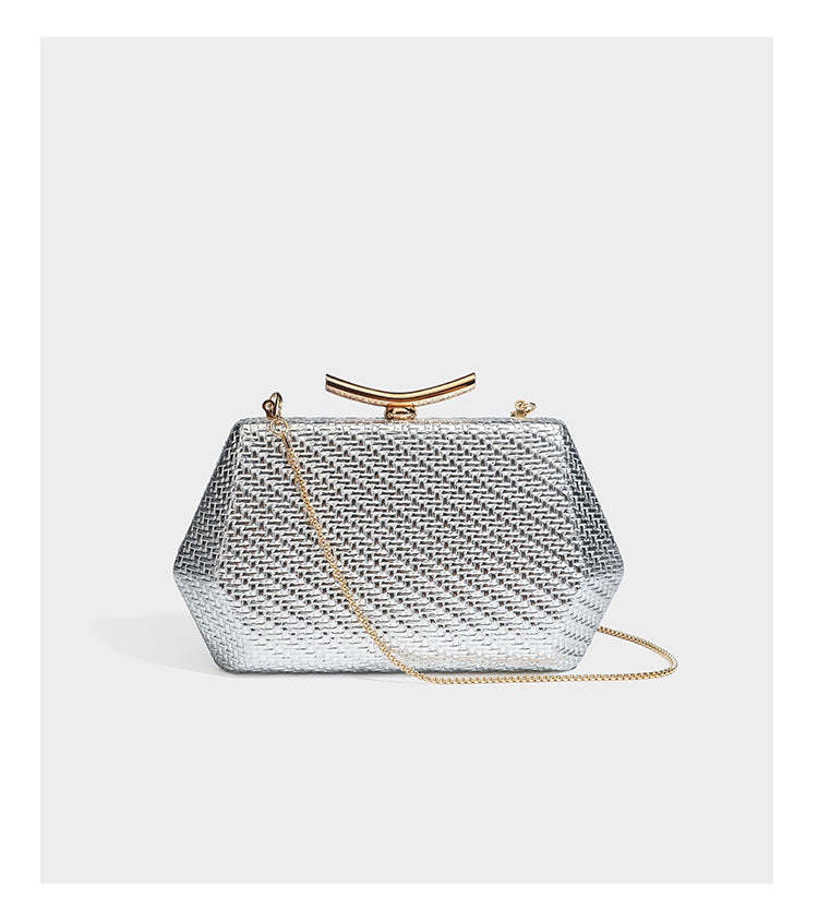 Kleine strukturierte Clutch aus Metallic-Geflecht mit goldfarbenem Bügelverschluss und abnehmbarem Kettenriemen, Detailansicht 15