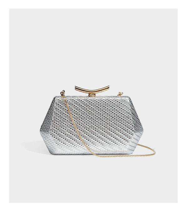 Kleine strukturierte Clutch aus Metallic-Geflecht mit goldfarbenem Bügelverschluss und abnehmbarem Kettenriemen, Detailansicht 15