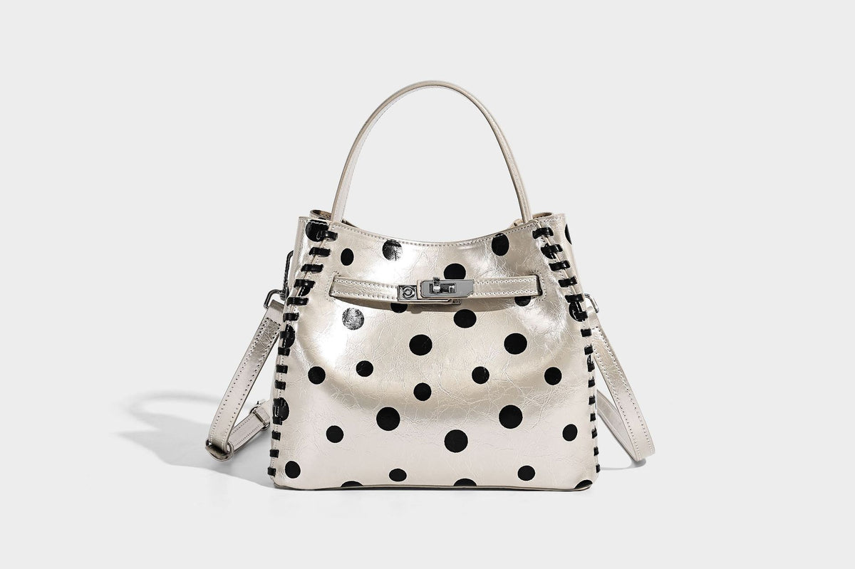 Glänzende, geknautschte Beuteltasche mit Polka-Dots, silberfarbenen Schnallenbeschlägen, kontrastierendem seitlichem Schnürbesatz, Tragegriff und abnehmbarem