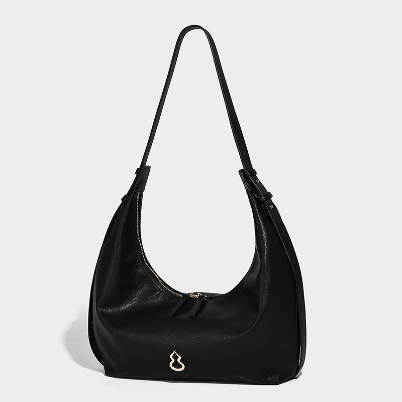 Weiche, sichelförmige Hobo-Schultertasche in dunkelbrauner glatter Lederoptik mit Logo-Anhänger in Goldoptik und verstellbarem Riemen