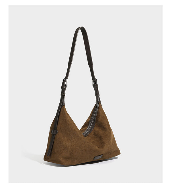 Lässige Hobo-Schultertasche mit matter brauner Wildlederoptik, dunklen glatten Besätzen, Reißverschluss oben und langem, verstellbarem